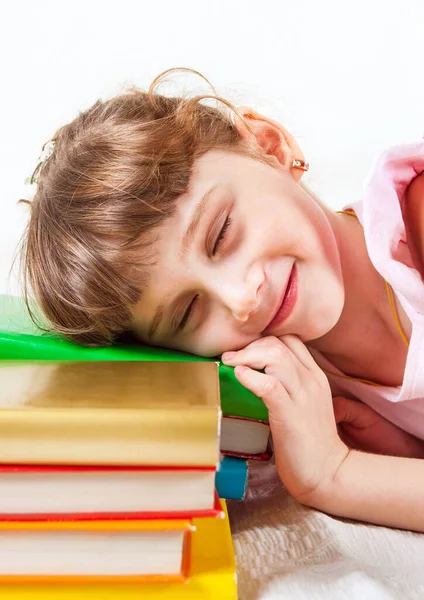 Kleines Mädchen Schläft Auf Den Büchern Auf Weißem Hintergrund Nahaufnahme — Stockfoto