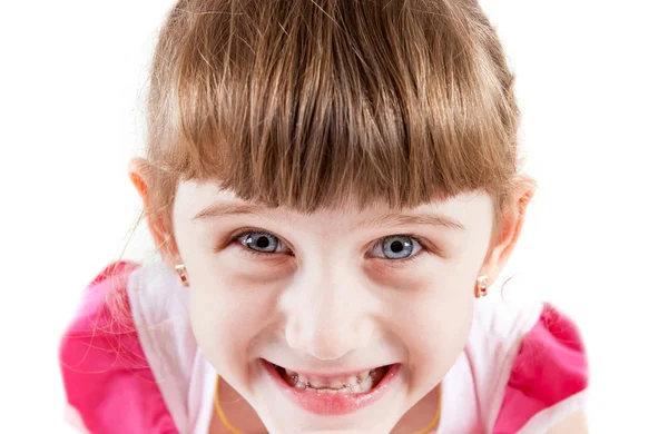 Веселая Маленькая Девочка Делает Смешное Лицо Белом Фоне — стоковое фото