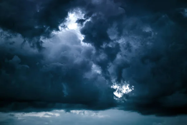 暗く劇的な嵐の雲の領域の背景 — ストック写真