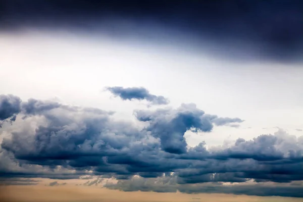 Тёмные Впечатляющие Облака — стоковое фото