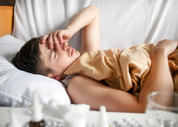 Sonnolenza Malato Giovane Nel Letto Casa — Foto Stock