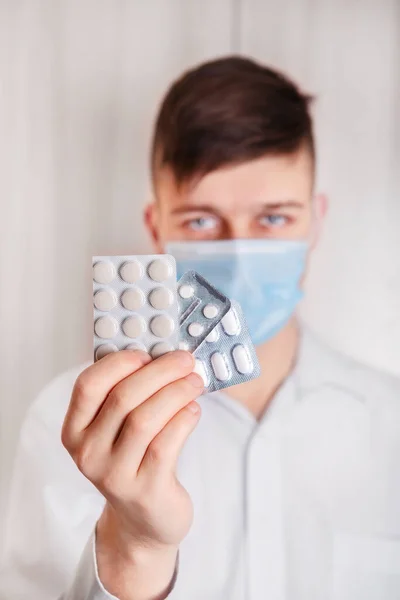 Hombre Joven Con Máscara Gripe Con Una Píldora Una Mano — Foto de Stock