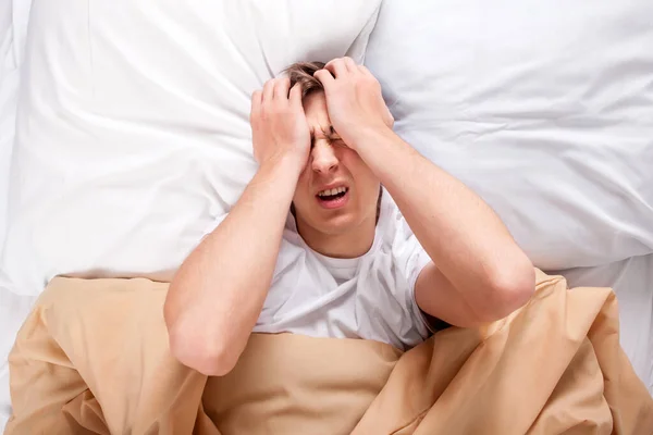 Genç Adam Evdeki Yatakta Baş Ağrısı Hissetti — Stok fotoğraf