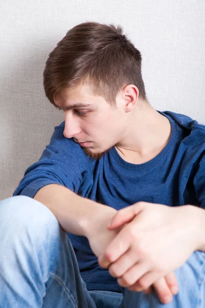 Joven Triste Casa Junto Pared — Foto de Stock