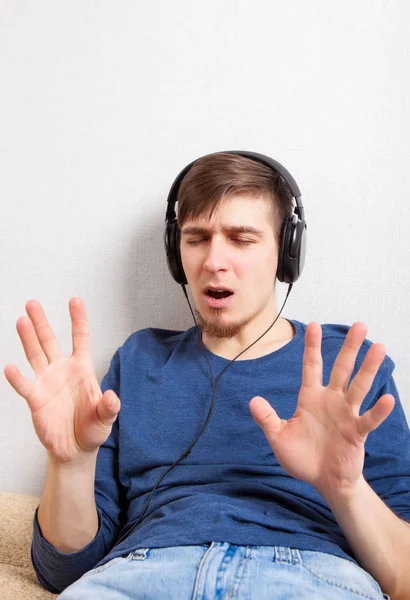 Jonge Man Koptelefoon Luisteren Naar Muziek Door Muur — Stockfoto