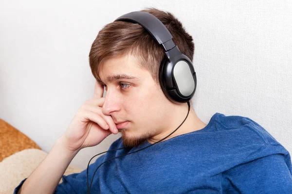 Jeune Homme Dans Les Écouteurs Écouter Musique Par Mur — Photo