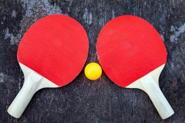 Tahta tahtada masa tenisi seti var.