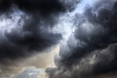 Karanlık ve dramatik fırtına bulutları arka plan