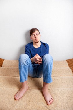 Sad Young Man Sur 'un yanındaki evde