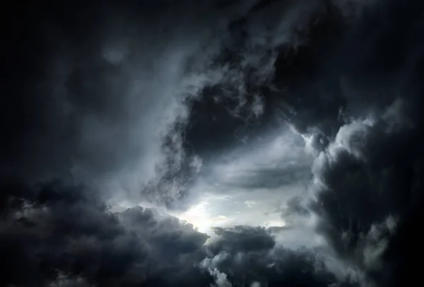 Buraco Nas Nuvens Tempestade Sombria Dramática — Fotografia de Stock