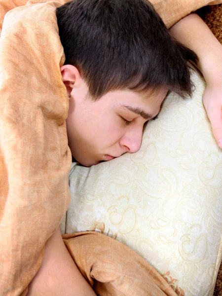 Trött Ung Man Sova Sängen Hem Närbild — Stockfoto