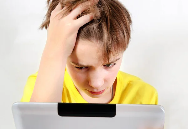 Trauriges Kind Mit Tablet Computer Der Weißen Wand — Stockfoto