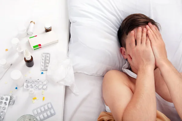 Jovem Triste Doente Fechar Rosto Cama Casa — Fotografia de Stock