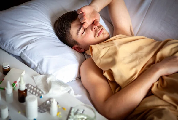 Jovem Sonolento Doente Cama Lar — Fotografia de Stock