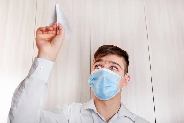 Grip Maskeli Genç Adam Duvarda Kağıt Uçakla Odada — Stok fotoğraf