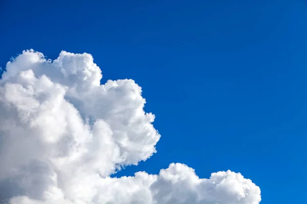 ブルースカイの劇的な雲の背景 — ストック写真