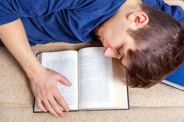 Κουρασμένος Νεαρός Άνθρωπος Κοιμούνται Στον Καναπέ Βιβλία — Φωτογραφία Αρχείου