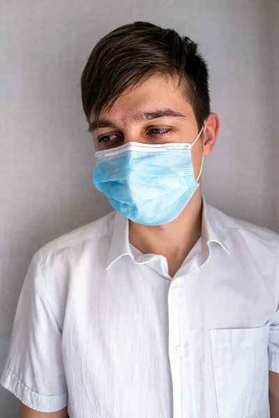 Retrato Joven Con Una Máscara Gripe Junto Pared Habitación —  Fotos de Stock