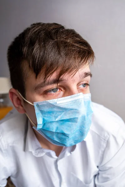 Portrait Jeune Homme Dans Masque Contre Grippe Près Mur Dans — Photo