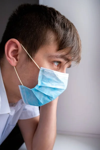 Retrato Joven Con Una Máscara Gripe Junto Pared Habitación — Foto de Stock