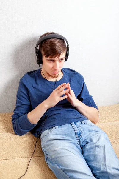 Mladý Muž Sluchátkách Poslouchá Hudbu Zdi — Stock fotografie