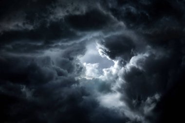 Karanlık ve Dramatik Fırtına Bulutlarında Delik