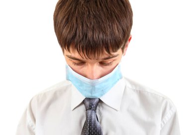 Beyaz arka plan üzerinde izole gribi maske üzgün genç adam