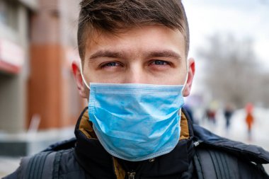 Nezle Maskeli Genç Adam Şehir Resminde Yakın plan