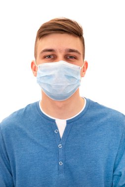 Grip Maskeli Genç Adam 'ın Portresi Beyaz Arkaplanda İzole Edildi