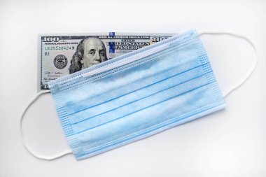 Beyaz Arkaplanda Koruyucu Grip Maskesi ve Amerikan Doları