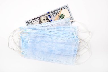 Beyaz Arkaplanda Koruyucu Grip Maskesi ve Amerikan Doları