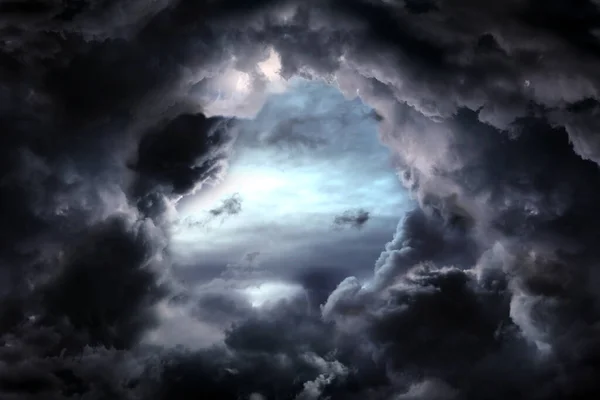 黑暗与戏剧性的风暴云彩中的孔洞 — 图库照片