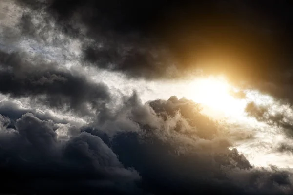 Sluneční Svit Temných Dramatických Bouřkových Mracích — Stock fotografie