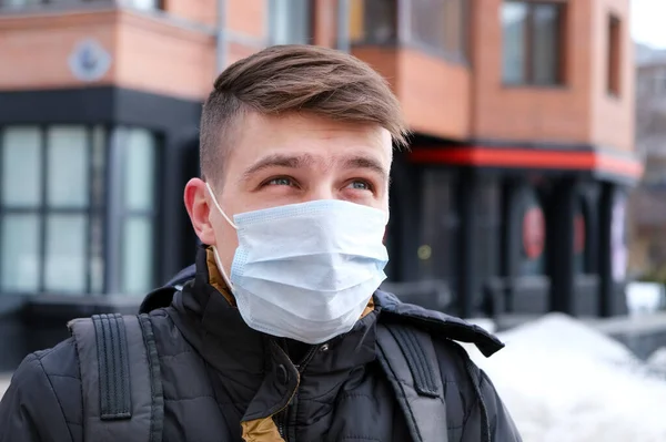 Jeune Homme Dans Masque Grippe Sur Rue Ville Portrait Gros — Photo