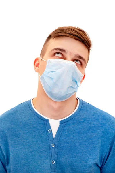 Ung Man Influensa Mask Tänkande Isolerad Den Vita Bakgrunden — Stockfoto