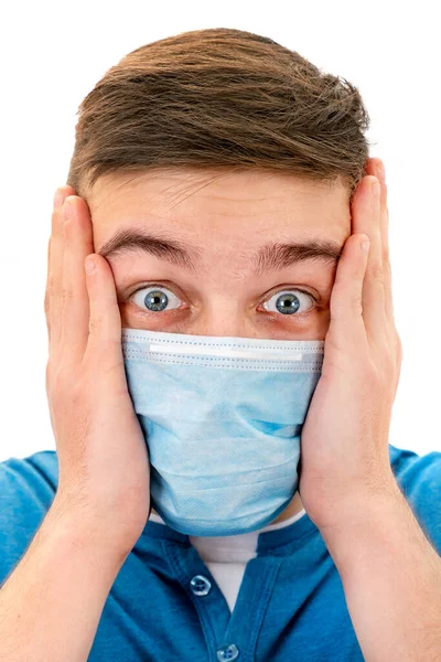 Schockierter Junger Mann Mit Grippemaske Isoliert Auf Weißem Hintergrund — Stockfoto