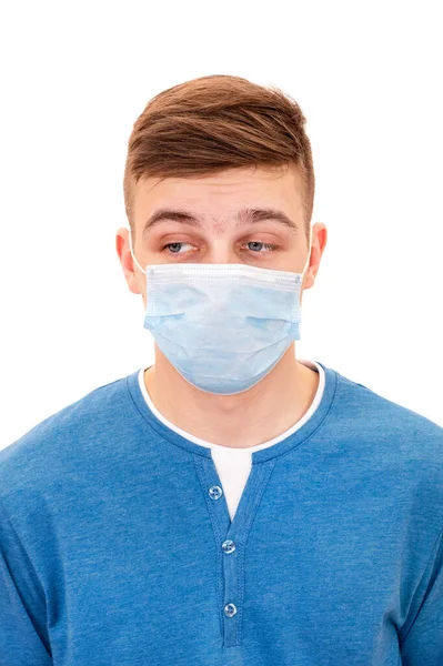 Jovem Triste Uma Máscara Gripe Isolado Fundo Branco — Fotografia de Stock