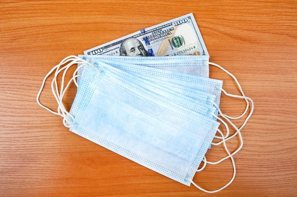Koruyucu Tıbbi Grip Maskesi ve Tahta Masa 'da Amerikan Doları