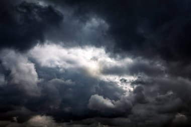 Karanlık ve dramatik fırtına bulutları arka plan