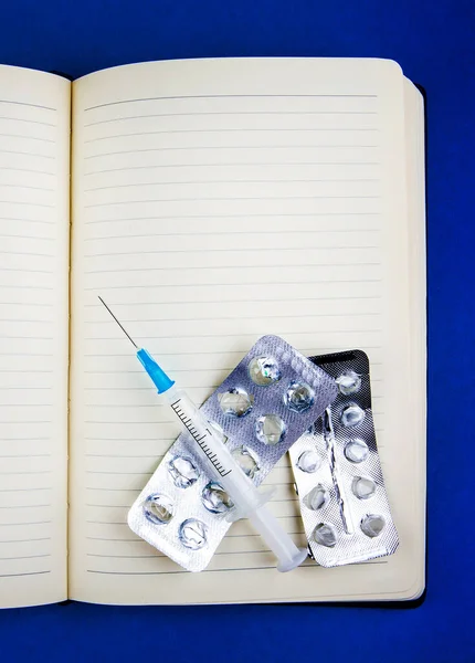 Note Pad Empty Pack Pills Syringe Blue Paper Background Closeup — Stock Photo, Image