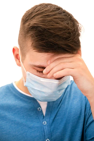 身穿白色背景的流感面具的忧郁有病的年轻人 — 图库照片