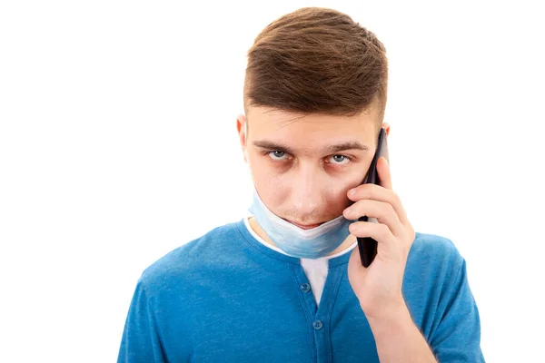 Giovane Uomo Maschera Influenzale Con Telefono Cellulare Isolato Sullo Sfondo — Foto Stock