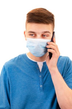 Grip Maskeli Genç Adam, Beyaz Arkaplanda Cep Telefonu İzole Edilmiş