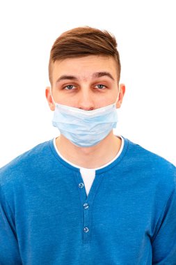 Grip Maskeli Genç Adam 'ın portresi Beyaz Arkaplanda İzole Burnu Açık
