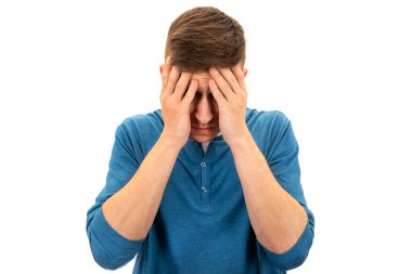 Hüsran içindeki üzgün genç adam Beyazların yakın çekiminde izole edildi.