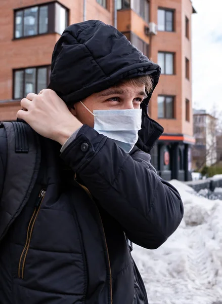 Fiatalember Influenza Álarcban City Streeten Télen — Stock Fotó