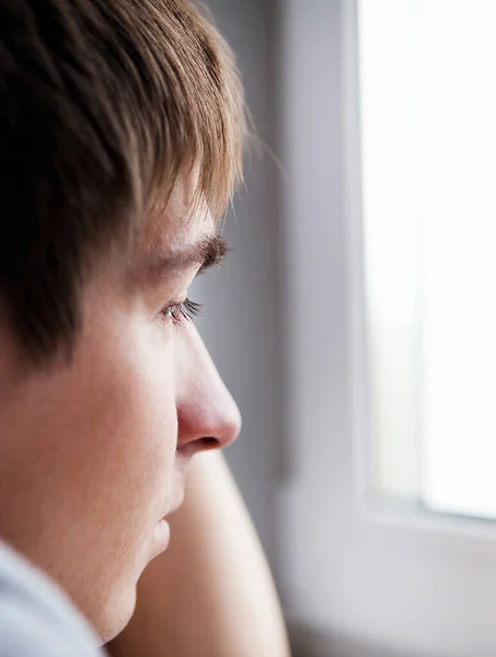 Droevige Jongeman Bij Het Raam Kamer Portret Close — Stockfoto