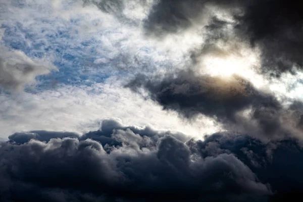 Cahaya Dalam Awan Badai Gelap Dan Dramatis — Stok Foto