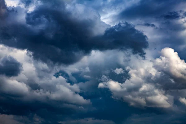 黑暗和戏剧性的风暴云区背景 — 图库照片