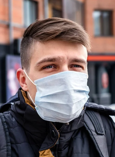 Fiatal Férfi Influenza Maszkban City Street Portré Közelkép — Stock Fotó